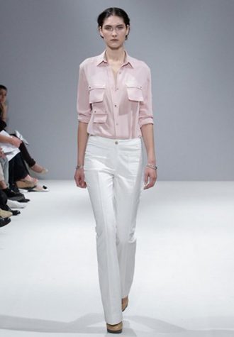 dámská světle růžová košile a bílé kalhoty Eudon Choi