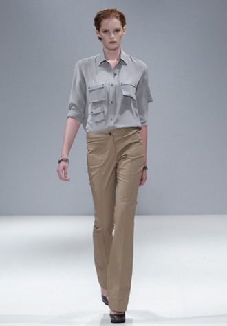 dámská světle šedá košile, béžové kalhoty Eudon Choi