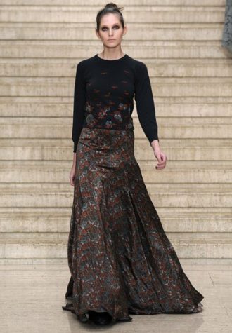 černý top a dlouhá široká sukně