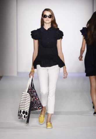 dámská černá halenka, bílé kalhoty a látkové tašky se vzorem Karen Walker