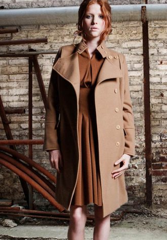 dámský zimní khaki kabát a hnědé šaty Kateřina Geislerová