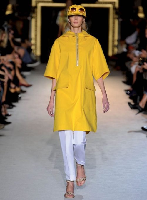 dámský žlutý kabát a bílé kalhoty Stella McCartney