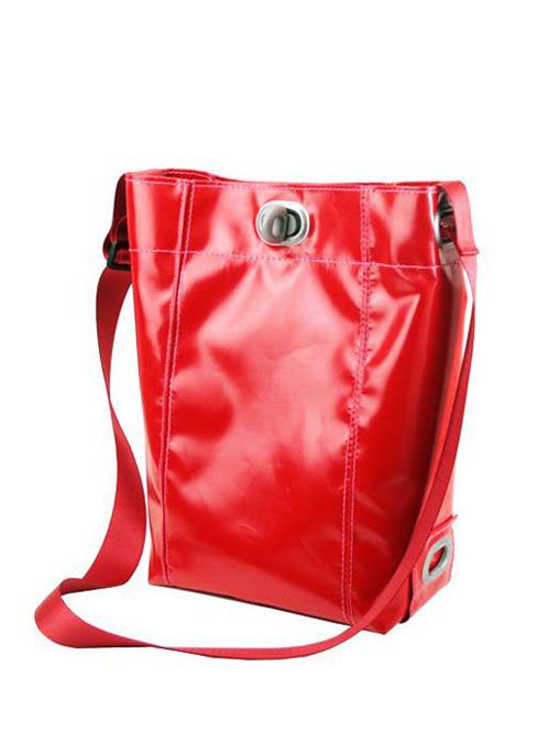 dámská červená kabelka z plachty nákladních aut (€ 99)