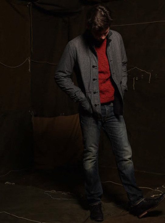 pánská šedá bunda, červený svetr a tmavě modré džíny s opraným vzhledem Edwin
