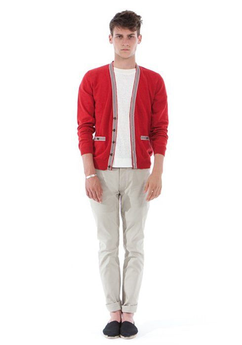 pánský červený zapínací svetr, bílé triko a béžové kalhoty Shipley & Halmos