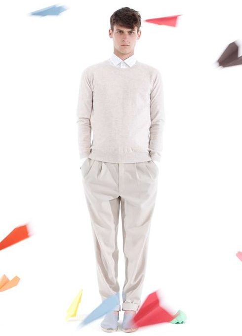 pánský světle béžový svetr, kalhoty a bílá košile Shipley & Halmos