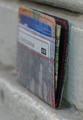 recyklovaná peněženka z igelitu a novin ($ 25)