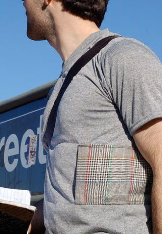 tričko Checkers s kapsou na zip z recyklovaných materiálů ($ 30)