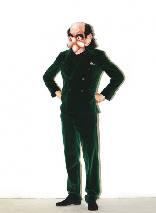 Jean-Louis je pánem světa ve svém lahvově zeleném plyšovém obleku.