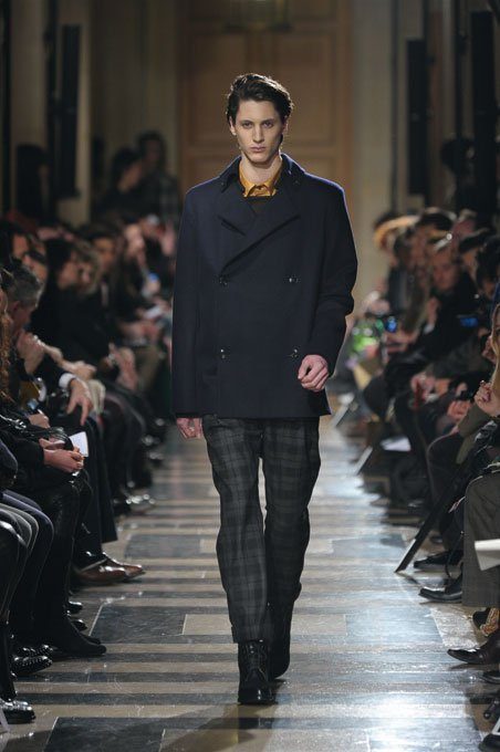 pánský černý kabát a kostkované kalhoty Ute Ploier