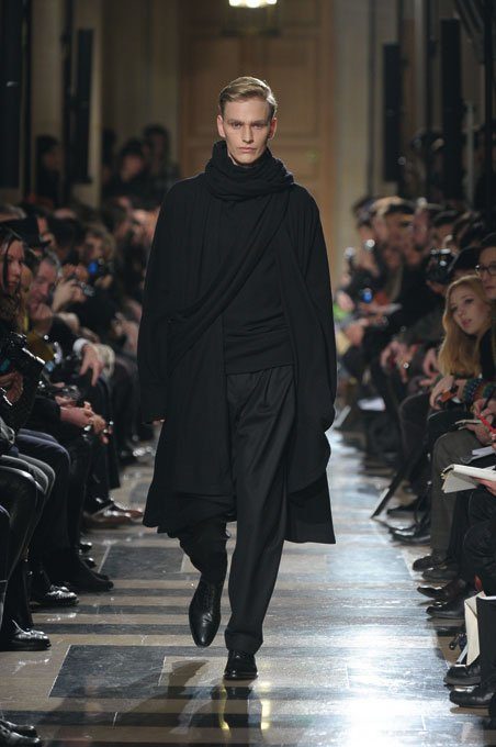 pánský černý kabát se šálou, rolák a kalhoty Ute Ploier