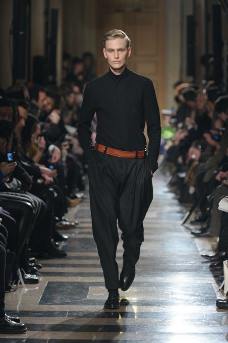 pánský černý svetr na zapínání a černé kalhoty Ute Ploier