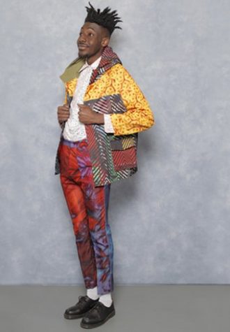 pánská barevná bunda se vzorem, kalhoty a světlá košile Agi & Sam