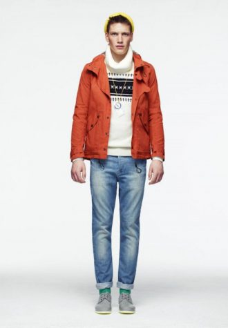 pánská oranžová bunda, bílý svetr se vzorem a džíny ASOS