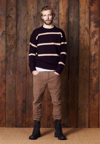 pánský fialový svetr s bílými pruhy a hnědé kalhoty Ben Sherman