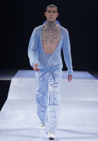 pánský světle modrý svetr a kalhoty Walter Van Beirendonck