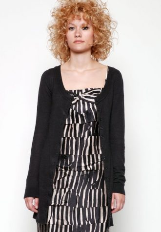 dámský černý propínací svetr(€ 54.90) a pruhované šaty MbyM (€ 39.90)