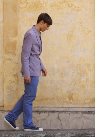 pánské fialové sako a modré plátěné kalhoty Ehud