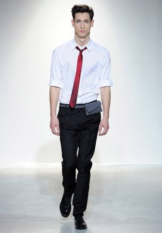 pánská bílá košile a červená úzká kravata Ehud