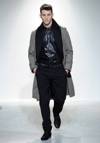 pánská černá lesklá košile a dlouhý šedý kabát s černým límcem Ehud