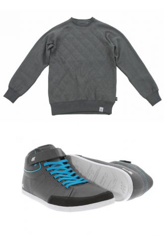 pánský šedý svetr Addict (£48) a šedé tenisky s modrými tkaničkami Boxfresh (£52)