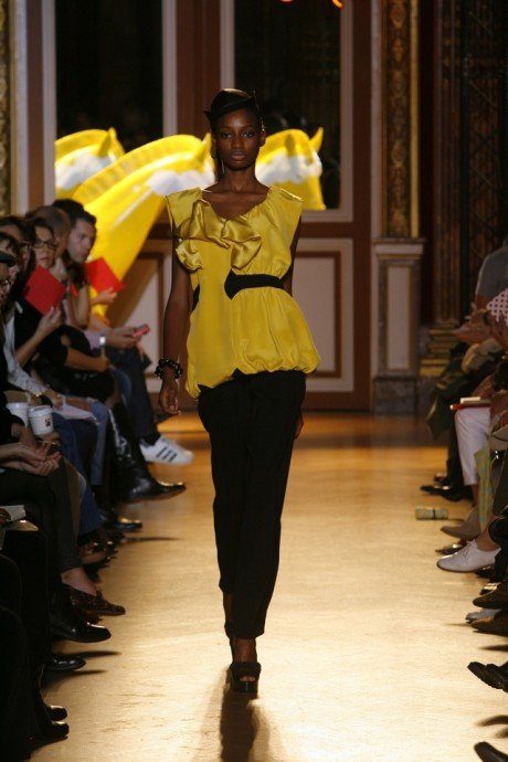 dámský žlutý top s volánky a černé kalhoty Tsumori Chisato