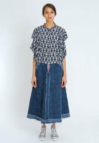 dámská černobílá nabíraná halenka a dlouhá džínová sukně Eley Kishimoto