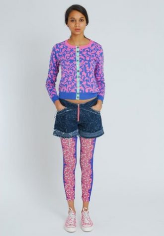dámský růžovo-fialový svetr a džínové šortky Eley Kishimoto