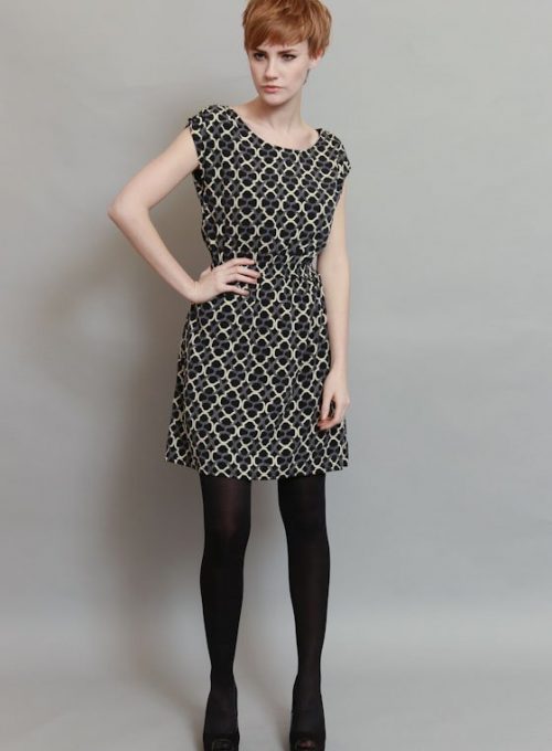 dámské krátké černé šaty se vzorovým potiskem ( £ 55)