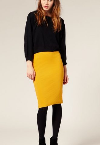 žlutá pouzdrová sukně (€ 24.88), černé semišové boty ASOS (€ 87.08)