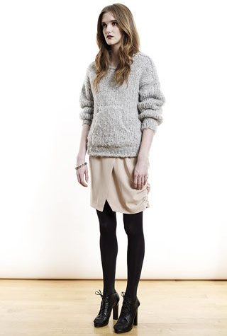 šedý svetr a sukně od Shipley & Halmos