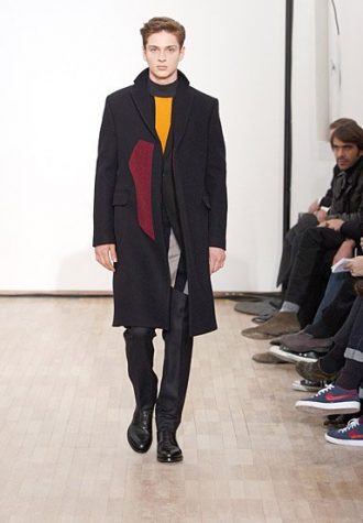 černý pánský kabát a svetr s barevnými akcenty Raf Simons