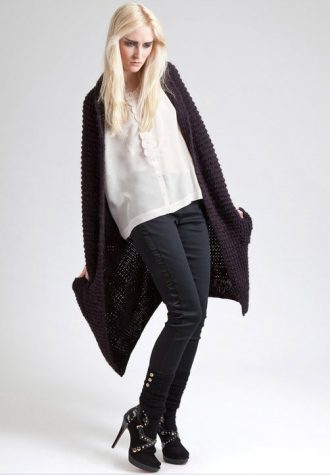 dámský dlouhý fialový svetr, bílá halenka a úzké černé kalhoty Pyrus