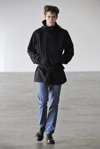pánská černá bunda a modré kalhoty Patrik Ervell