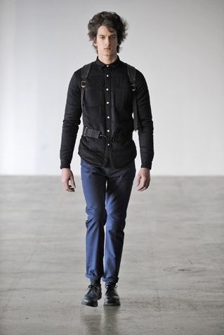 pánská černá košile, baťoh a modré kalhoty Patrik Ervell