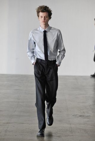 pánská světle šedá košile, černá kravata a kalhoty Patrik Ervell