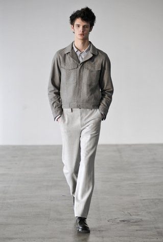 pánská šedá bunda a světle šedé kalhoty Patrik Ervell