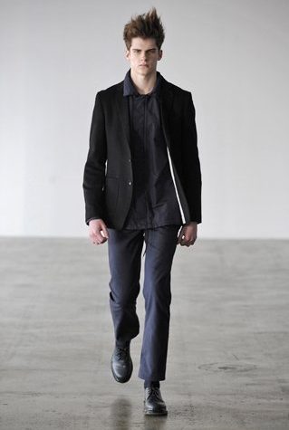 pánské černé sako, tmavě šedá košile a kalhoty Patrik Ervell