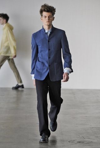 pánské modré sako a černé kalhoty Patrik Ervell