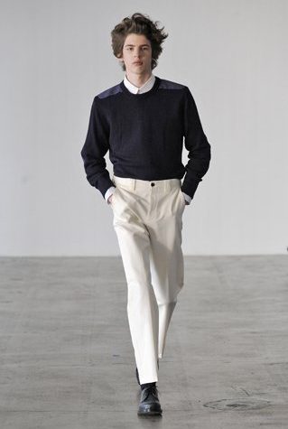 pánský černý svetr a bílé kalhoty Patrik Ervell
