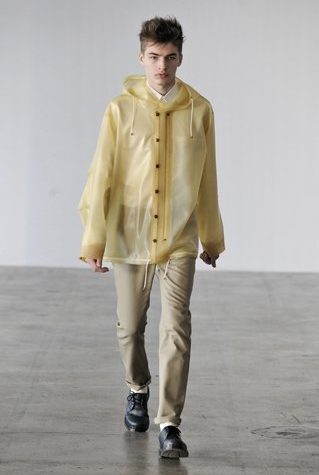pánský světle žlutý plášť do deště a béžové kalhoty Patrik Ervell