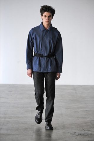 pánský tmavě modrý kabátek s páskem a černé kalhoty Patrik Ervell